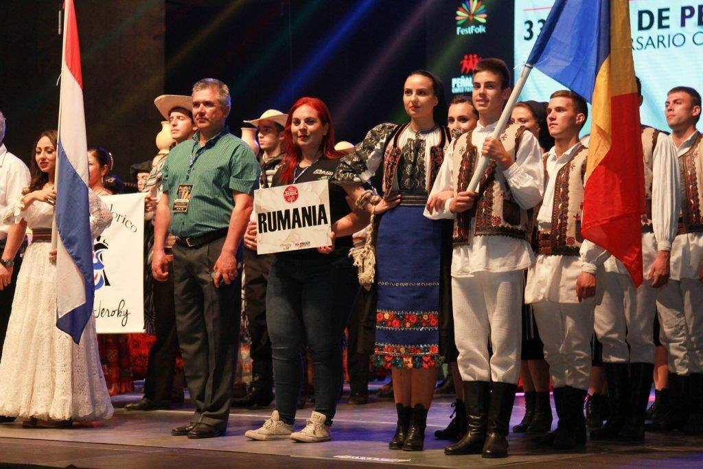 Ansamblul Folcloric Sinca Noua in Penalolen, Chile 2017, In deschiderea festivalului, pe scena la Centro de Eventos Chimkove